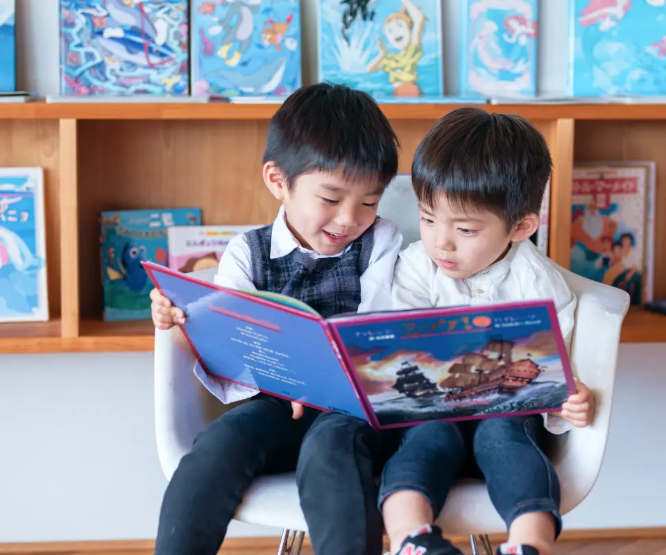 画像:絵本を読む2人の子ども