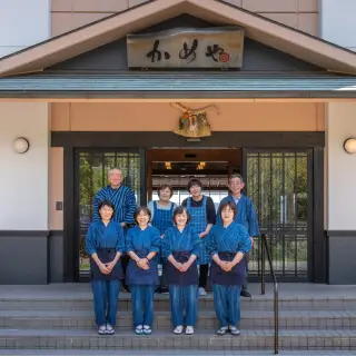 画像:入口前での集合写真